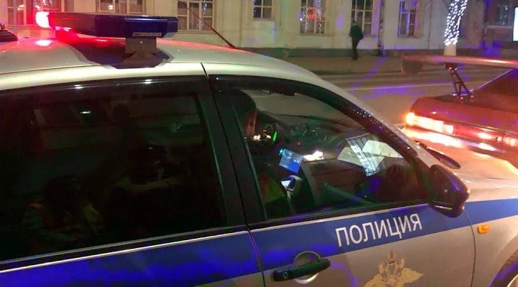 Фото: Полицейский в служебном автомобиле, иллюстрация из архива 1rnd