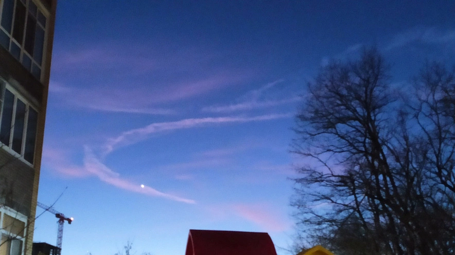 Фото: инверсионные следы в небе Ростова // кадр из архива 1rnd
