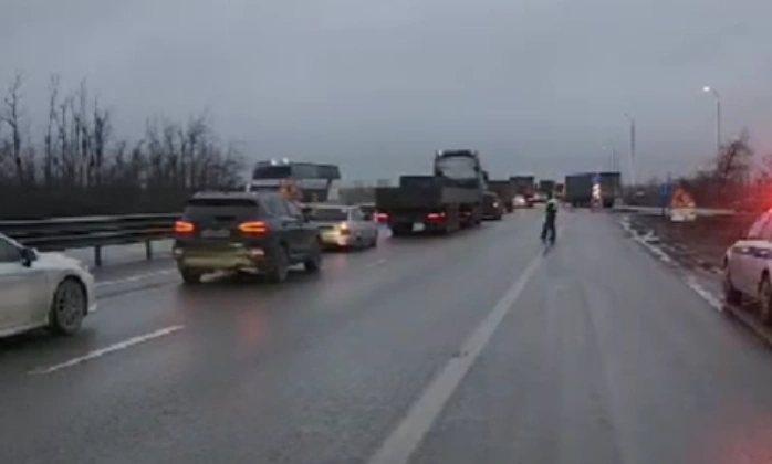 Фото: затор на М-4 под Ростовом, кадр ГАИ