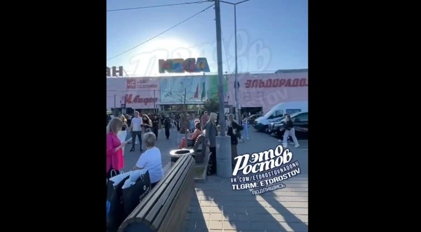 Фото: эвакуация ТЦ "Мега" // скриншот из видео ТГ-канала "Это Ростов новости"