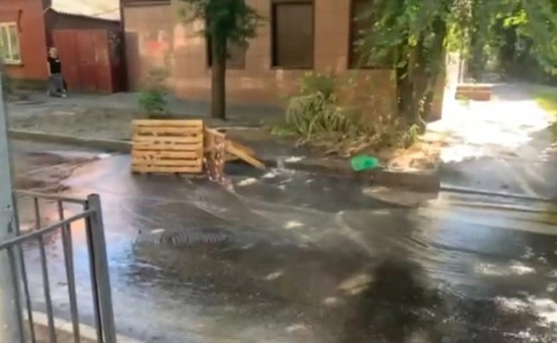 Фото: порыв водовода на Семашко в Ростове \\ кадр из соцсети