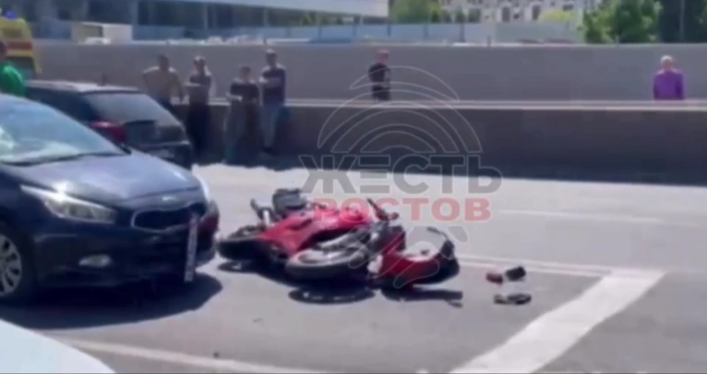 Фото: ДТП с мотоциклом на Большой Садовой, кадр ТГ Жесть Ростов