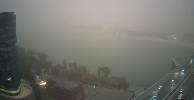 Фото: вид на левый берег Ростова во время пыльной бури, кадр очевидца