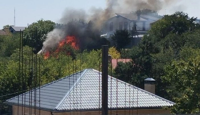 Фото: В Ростове в СНТ «Светлый путь» загорелся частный дом / фото: "Новости Ростова"