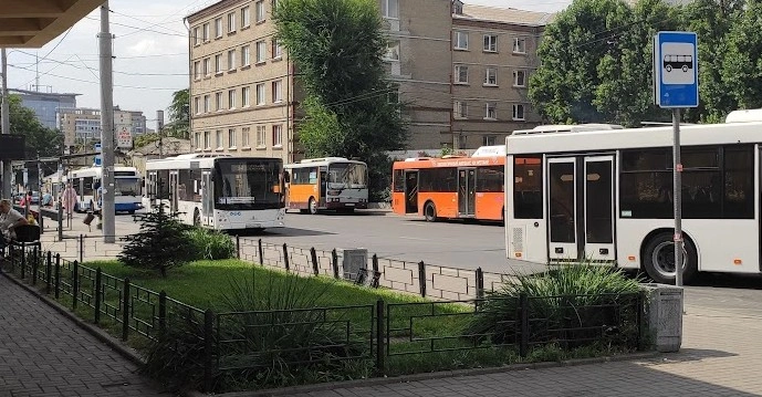 Фото: Конечная остановка автобусов в Ростове, кадр 1rnd
