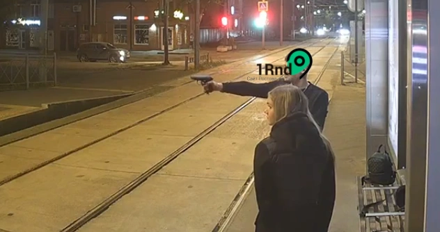 Фото: Стрельба по трамвайным остановкам в Таганроге, кадр систем видеонаблюдения
