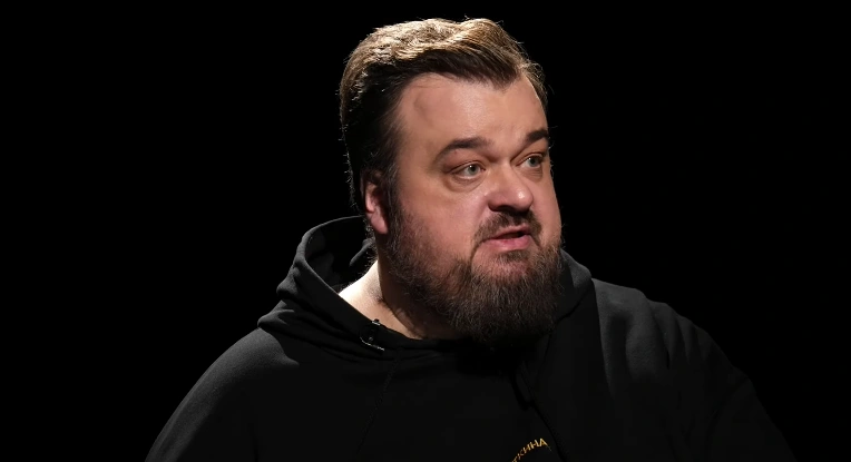 Фото: Комментатор Уткин назвал рэпера Басту неудачником, кадр из видео YouTube-канала «Это медиафутбол, бро!» 