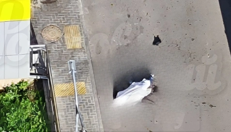 Фото: Накрытое простынёй тело под 25-этажкой в Ростове, кадр ТГ Ростов Главный