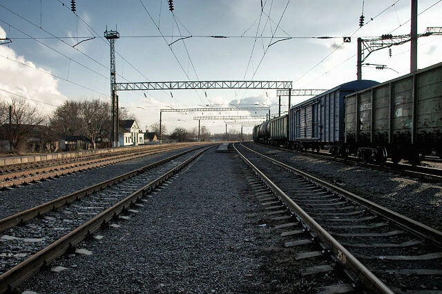 Фото: В Новошахтинске на ж/д путях обнаружили подозрительную коробку с проводами и телефоном, фото с сайта ok.ru/totugolokz
