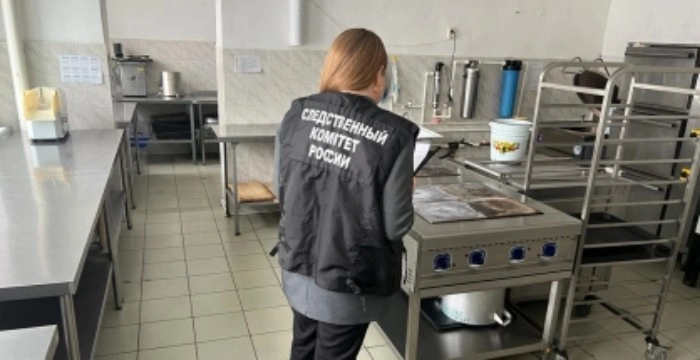 Фото: Следком изучает столовую школы, где массово отравились дети - кадр СКР