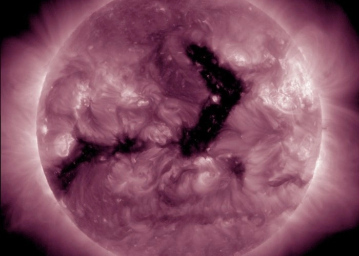 Фото: корональная дыра на Солнце, кадр xras.ru