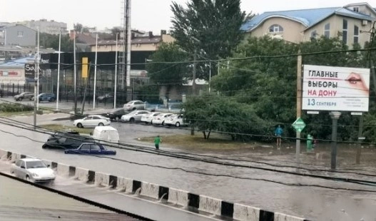 Фото: Затопленная улица Малиновского в Ростове, кадр из архива публикаций 1rnd