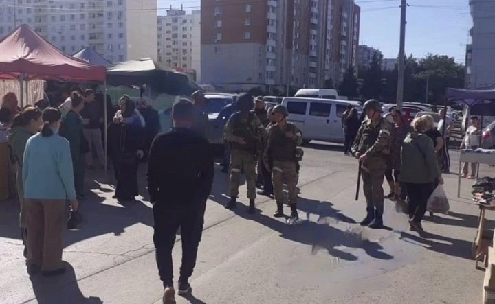 Фото: Ростовские силовики выявили 20 уклонистов в ходе рейдов на рынке Темерник // фото ТГ-канал "Это Ростов"