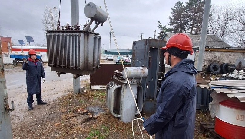 Фото: Специалисты Донэнерго за работой, кадр пресс-службы