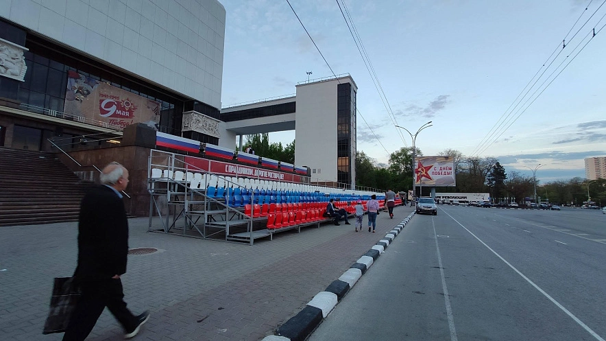 Фото: трибуны для парада на Театральной площади // кадр 1rnd
