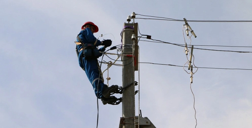 Фото: Электрик на опоре ЛЭП, кадр Донэнерго