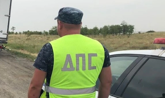 Фото: иномарка сбила двух пешеходов на тротуаре // кадр 1rnd