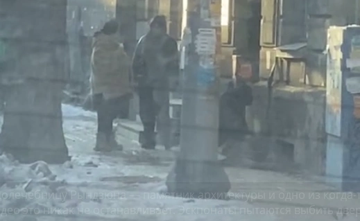 Фото: вандалы возле здания водолечебницы Рындзюна, кадр Геннадия Крольмана