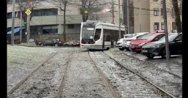 Фото: Заискрившийся на Гвардейской площади трамвай, кадр очевидца