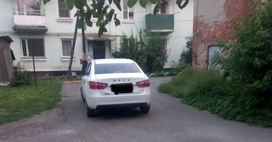 Фото: В Новошахтинске сбили годовалую девочку, кадр ГИБДД РО