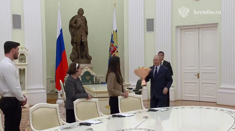 Фото: встреча Путина с ростовской семьёй // скриншот видео из ТГ-канала "Кремль. Новости"
