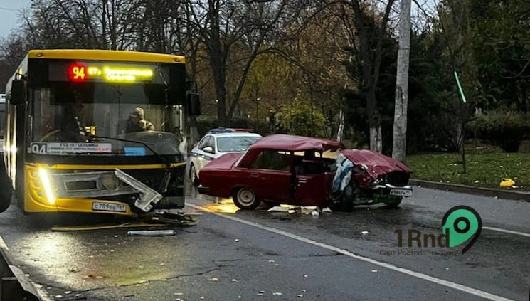 Фото: В Ростове из-за крупного ДТП с автобусом частично перекрыли движение на проспекте Ленина // фото 1rnd