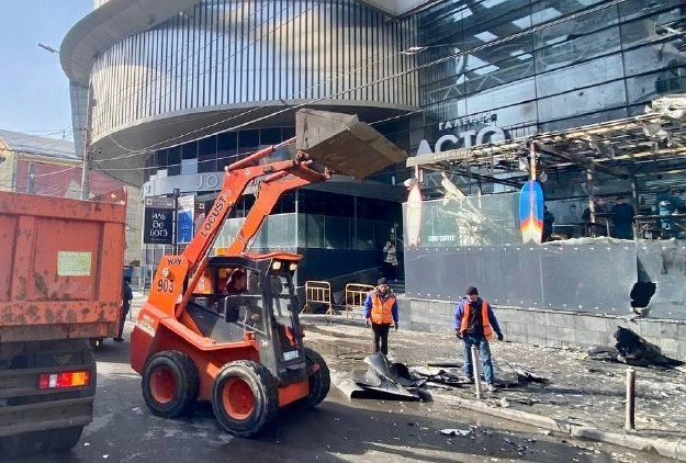 Фото: сгоревший фасад "Галереи Астор", кадр из архива публикаций 1rnd