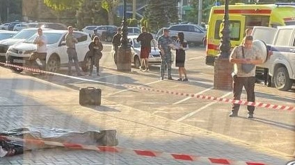 Фото: Тело убитого на набережной Дона в Ростове мужчины, кадр ТГ Ростов Главный