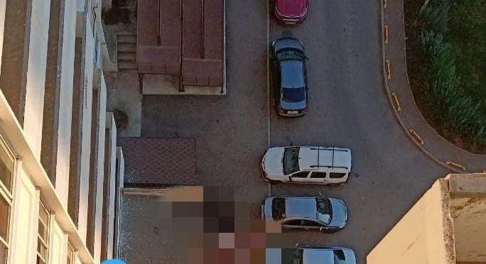 Фото: Место падения мужчины с высоты на Суворовском (закрыто мозаикой), кадр @suvorovskiyzhk