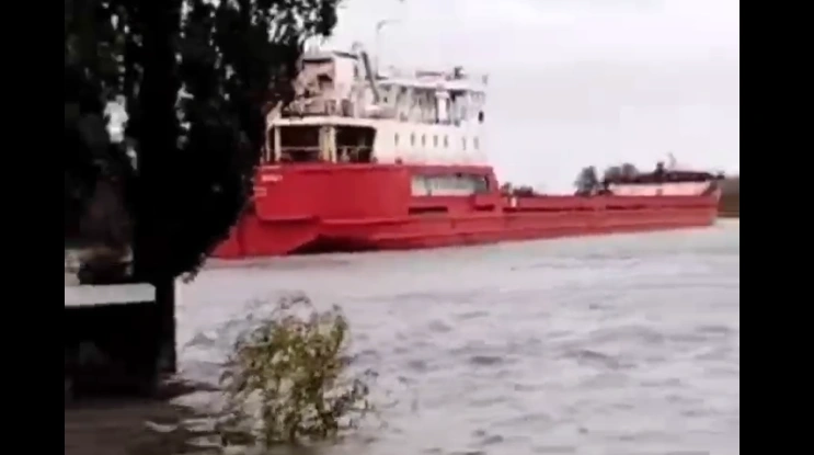 Фото: Сухогруз, сорвавшийся с якоря на Дону, кадр очевидца