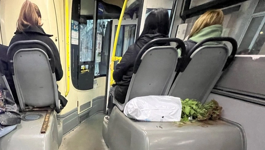 Фото: Автобус со снятыми сидениями в Ростове, кадр РГТ