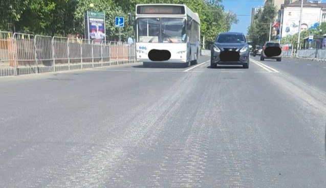 Фото: асфальт на Советской после танков, кадр ТГ Тютина