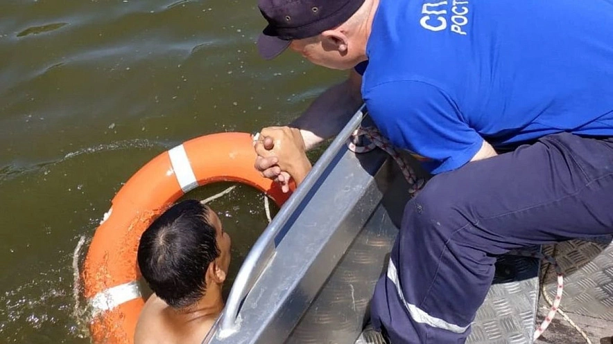 Фото: мужчин на надувном матрасе унесло течением // фото из публикаций 1rnd