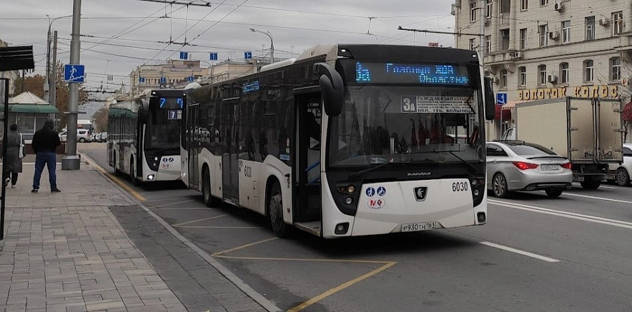 Фото: Автобусная остановка в центре Ростова, кадр 1rnd