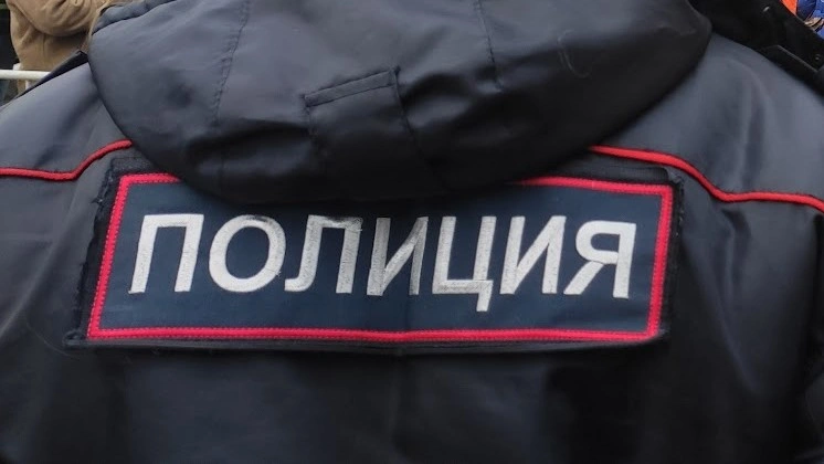 Фото: надпись "полиция" на форменной куртке, кадр 1rnd