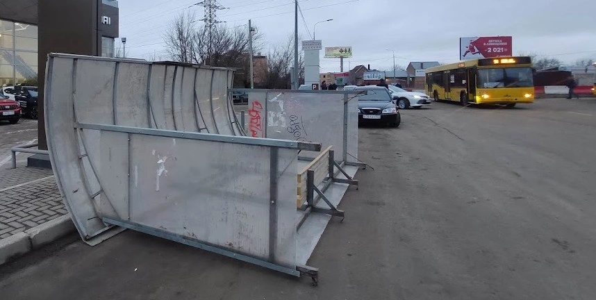 Фото: Упавшая от сильного ветра остановка в Ростове, кадр из архива 1rnd