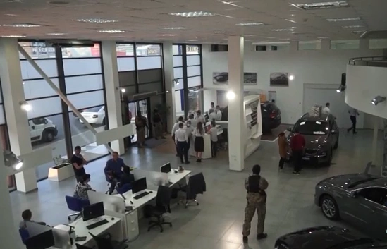 Фото: В Ростове передали в суд громкое дело банды автоаферистов, которые обманули больше 200 клиентов // кадр оперативной съёмки