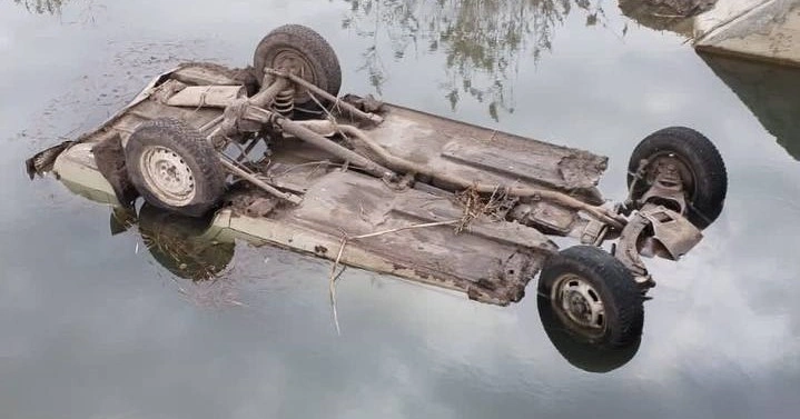 Фото: Утонувший в канале Ростовской области ВАЗ-2106, фото ГИБДД РО