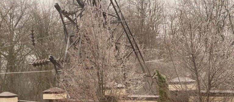 Фото: Оборванная линия ЛЭП в Аксае, фото очевидца