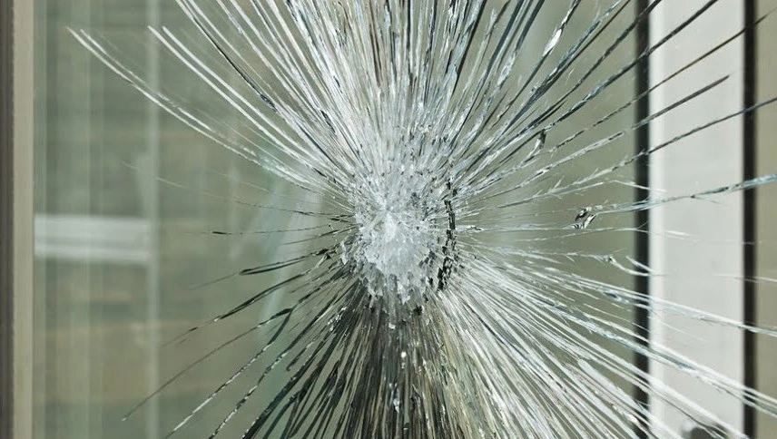 Фото: Разбитое окно \\ фото из публикаций 1rnd.ru