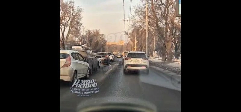 Фото: массовая авария в Ростове // скриншот видео из ТГ-канала "Это Ростов новости"