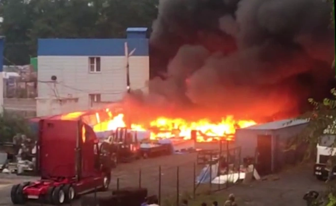 Фото: Пожар на складах в районе аксайских рынков, кадр очевидца