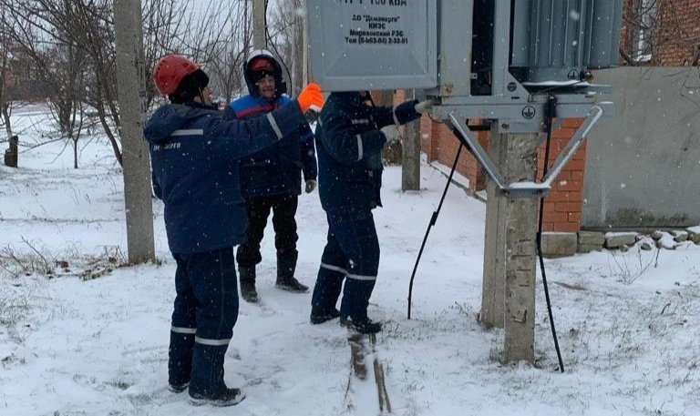 Фото: Специалисты Донэнерго за работой, кадр ВК компании