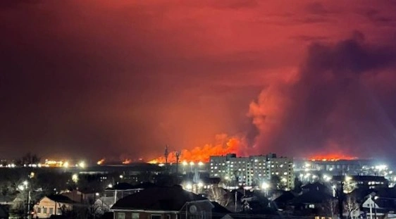 Фото: зарево под Ростовом в районе Овощного, кадр очевидца