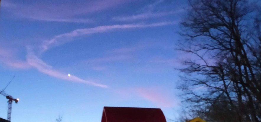 Фото: инверсионный след в небе, кадр из архива 1rnd