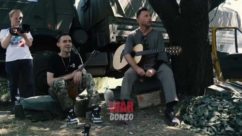 Фото: Рома Зверь на Донбассе