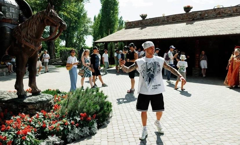 Фото: Участник тура "Путешествуй по России" в парке "Лога", фото пресс-службы