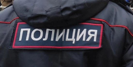 Фото: Надпись "полиция" на форменной куртке, кадр 1rnd