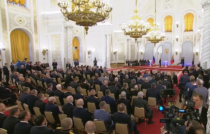 Фото: Путин наградил двух военнослужащих из Ростовской области Звездой Героя России // кадр из видео  