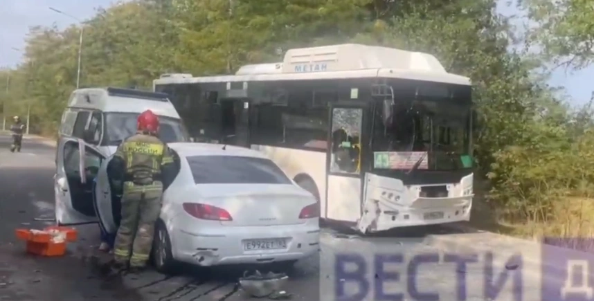Фото: ДТП с автобусом на Суворовском, кадр Вести.Дон